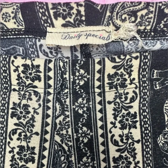 Daily Specials Elephant Leggings - Picture 2 of 2